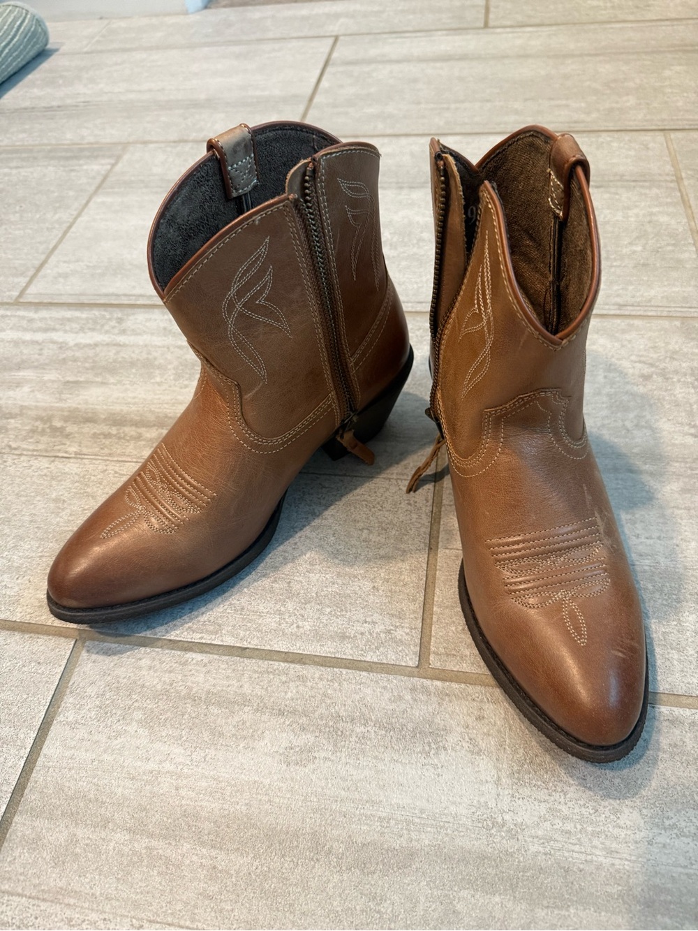 NWOT Ariat Darlin Western Ankle Boots
